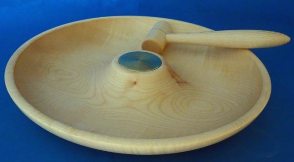 nussknackerschale-ahornholzmessingplatte-hammer